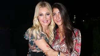 Νατάσα Θεοδωρίδου και Δημήτρης Μπέτας στην έκθεση ζωγραφικής της κόρης τους, Χριστιάνας