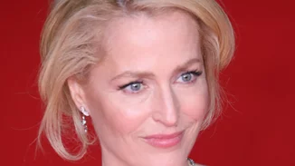 Gillian Anderson | Τα αστεία στιγμιότυπα με την Olivia Colman στα γυρίσματα του The Crown