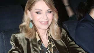 Η Έλλη Στάη με total leather look στην πιο πολυσυζητημένη παράσταση της Αθήνας