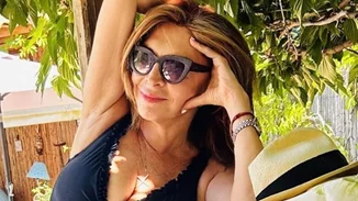 Η Μιμή Ντενίση ποζάρει με ολόσωμο μαγιό στον Θεολόγο | Έτσι είναι το σώμα της χωρίς photoshop