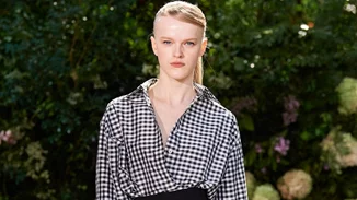 10 καλοκαιρινά tops που ταιριάζουν τέλεια με ψηλόμεσα σορτς