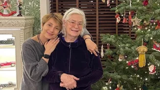 Κατερίνα Χέλμη | Σπάνια φωτογραφία της ηθοποιού - Στόλισε το χριστουγεννιάτικο δέντρο με την Ευδοκία Ρουμελιώτη