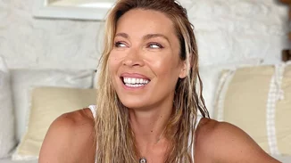 So hot | Η Μαριέττα Χρουσαλά ποζάρει πιο σέξι από ποτέ με το μαγιό της και σανδάλια από το brand της