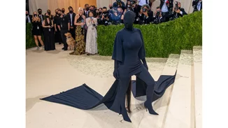 Το μυστήριο λύθηκε | Ποια ήταν η έμπνευση πίσω από την αμφιλεγόμενη εμφάνιση της Kim Kardashian στο Met Gala