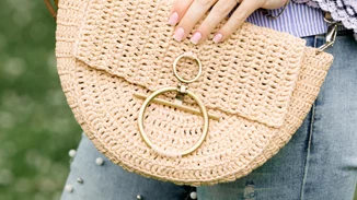 Το κομψό τσαντάκι από το Zara που μπορείς να κρατήσεις και πρωί και βράδυ