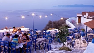 Mirror: Η Σκόπελος στις 10 πιο εμβληματικές κινηματογραφικές τοποθεσίες του κόσμου