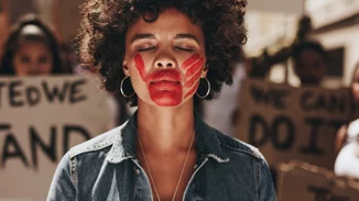 Αλλάζουμε μυαλά, όχι ρούχα. H πρώτη πανελλαδική έρευνα που επιχειρεί να ρίξει φως στη σύνδεση ανάμεσα στο γυναικείο ντύσιμο και τη βία