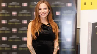 Η Εριέττα Κούρκουλου Λάτση με το κοστούμι στην ιδανική απόχρωση γι' αυτή την εποχή