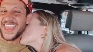 Ηλίας Μπόγδανος | Φωτογραφίζει την κούκλα σύντροφό του με μαγιό