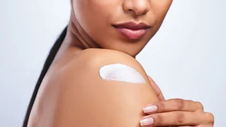 Οι καλύτερες κρέμες σώματος με ρετινόλη για σύσφιξη και λάμψη