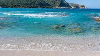 Αφαιρέθηκε η Γαλάζια Σημαία από 22 παραλίες – Ποιες έχασαν το βραβείο