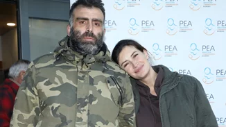 Μάρα Δαρμουσλή | Αγκαλιά με τον σύζυγό της κατά την έξοδο από το μαιευτήριο με τον νεογέννητο γιο τους