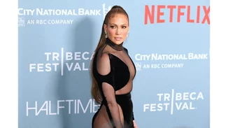 H Jennifer Lopez φόρεσε το catsuit με τον πιο σικ τρόπο – H τσάντα Ελληνίδας σχεδιάστριας που επέλεξε