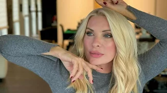 Ελένη Μενεγάκη | Φόρεσε το τέλειο φωτεινό κόκκινο κραγιόν για την άνοιξη