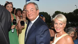 Νατάσα Παζαΐτη - Αλίκη Καραμανλή | Οι κομψές εμφανίσεις μητέρας και κόρης στην αποφοίτηση από το σχολείο