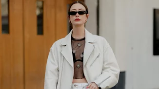 5 σύγχρονοι και cool τρόποι για να φορέσεις μία mini τζιν φούστα