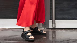 Πώς θα φορέσεις κομψά τα dad sandals