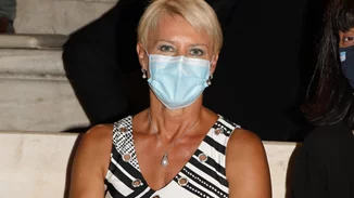 Η Νατάσα Παζαΐτη σε σπάνια δημόσια εμφάνιση | Με ασπρόμαυρο φόρεμα στο Ηρώδειο