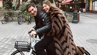 Κλέλια Ανδριολάτου & Χριστόφορος Παπακαλιάτης αγκαλιασμένοι στη Βουδαπέστη