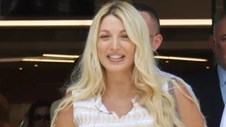 Η Κωνσταντίνα Σπυροπούλου αγκαλιά με τον λίγων ημερών γιο της | Το τρυφερό στιγμιότυπο