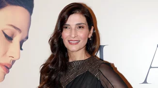 To red carpet-inspired χτένισμα της Αντιγόνης Κουλουκάκου είναι ακριβώς η έμπνευση που χρειαζόμασταν για τις γιορτές