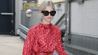 Η διαχρονική σαγήνη του κόκκινου φορέματος | Τα πιο κομψά items για τις φετινές γιορτές