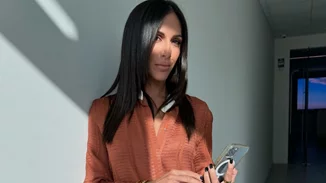 Η Ανθή Βούλγαρη με total Zeus + Dione σύνολο στην πρεμιέρα της εκπομπής "Κοινωνία Ώρα Μega"