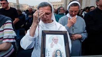 Σε λαϊκό προσκύνημα η σορός του πάπα Φραγκίσκου από σήμερα - Το Σάββατο η κηδεία