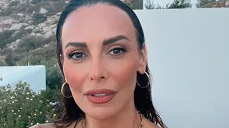 Με μπικίνι, παρεό και ψάθινο καπέλο η Μπέττυ Μαγγίρα | Οι νέες φωτογραφίες από την Αμοργό