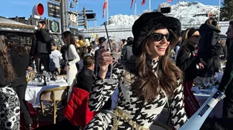 Το dark cherry μανικιούρ της Ηλιάνας Παπαγεωργίου είναι η πιο chic επιλογή για τον χειμώνα