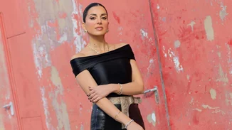 Η Σταματίνα Τσιμτσιλή με το κολακευτικό καφέ φόρεμα που θα φορέσεις από το πρωί έως το βράδυ