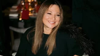 Η Νάνσυ Ζαμπέτογλου μας ανοίγει το σπίτι της | Οι γεμάτοι κάδρα τοίχοι & το παιδικό δωμάτιο της κόρης της