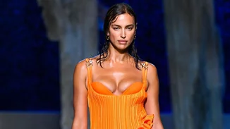 Golden Sunset: Το χρώμα που κυριαρχεί στις εμφανίσεις των fashion experts