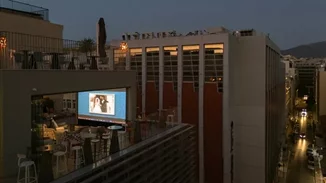 Σε μια ταράτσα της οδού Αθηνάς παίζει ένα boutique θερινό σινεμά