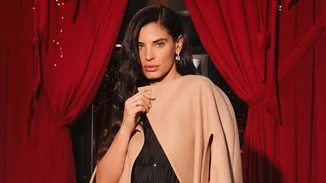 Η Χριστίνα Μπόμπα με το πιο κολακευτικό κόκκινο φόρεμα για γυναίκες με καμπύλες