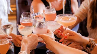 Σύσκεψη λοιμωξιολόγων την Τετάρτη | Επιστρέφει η μουσική, κλειστά τα κέντρα, προβληματισμός για τα γήπεδα