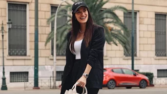 Η Χριστίνα Μπόμπα δείχνει τον πιο κοριτσίστικο τρόπο για να φορέσεις τις φούτερ μπλούζες