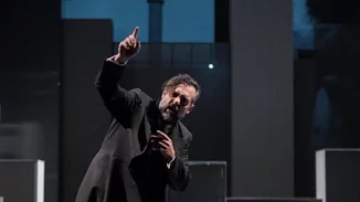 Η εμφάνιση του Αργύρη Ξάφη στο κόκκινο χαλί της Berlinale με πανό "Σταματήστε να σκοτώνετε τον πολιτισμό"