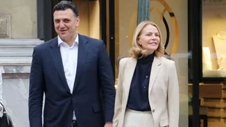 Τζένη Μπαλατσινού | Με νέο hair look και no make up μακιγιάζ στον Πειραιά - Στο πλευρό του Βασίλη Κικίλια