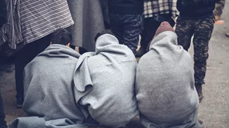 Απίστευτες σκηνές βίας στο Αφγανιστάν | Οι Ταλιμπάν χτυπούν και μαστιγώνουν πολίτες και περαστικούς στους δρόμους [Βίντεο]