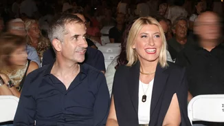 Η Σία Κοσιώνη και ο Κώστας Μπακογιάννης στόλισαν το χριστουγεννιάτικο δέντρο με τα παιδιά τους | Η εντυπωσιακή διακόσμηση