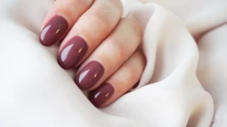 Τα nail salons έκλεισαν κι εσύ θες να ανανεώσεις το μανικιούρ σου; Ξέρουμε πώς θα το κάνεις