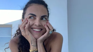 "What a body" | Η Μαρία Σολωμού ποζάρει με το μπικίνι της στο απέραντο γαλάζιο της Σαντορίνης