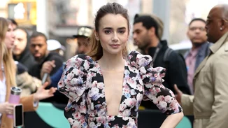 Η στιγμή που η Lily Collins αρπάζει την ανθοδέσμη από την πριγκίπισσα Diana