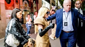 Madonna | Οι πανύψηλες μπότες της παραλίγο να την "προσγειώσουν" απότομα - Η στιγμή που γίνεται viral