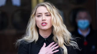 Η Amber Heard γυμνάζεται κρατώντας την πέντε μηνών κόρη της και αυτό δεν αρέσει στο internet