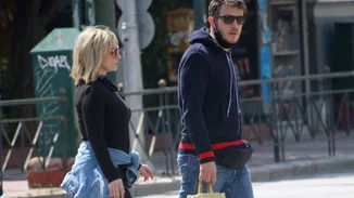 Ελεωνόρα Ζουγανέλη | Με στενό midi φόρεμα σε βόλτα με τον Σπύρο Δημητρίου