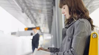 Άνθρωποι διαβάζουν στον ηλεκτρικό