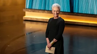 Οscars 2024 | Η Jamie Lee Curtis φόρεσε ένα βραχιόλι με τη Νίκη της Σαμοθράκης στο κόκκινο χαλί