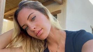 Η Νεφέλη Λιβιεράτου στην παραλία | Οι φωτογραφίες σαν καρτ ποστάλ